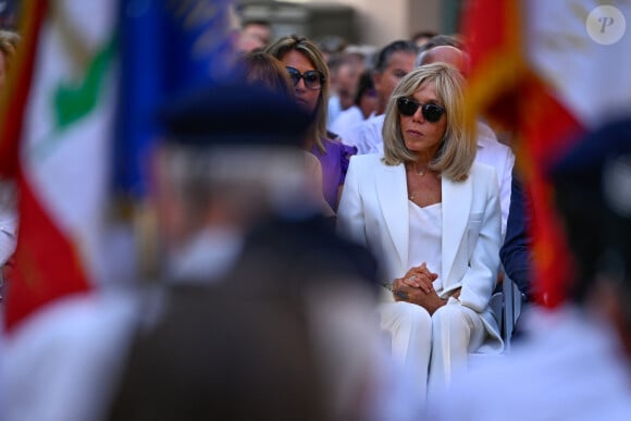 Le président Emmanuel Macron et sa femme Brigitte assistent à la cérémonie du 79ème anniversaire de la libération de la ville de Bormes-les-Mimosas le 17 août 2023. © Philippe Magoni / Pool / Bestimage 