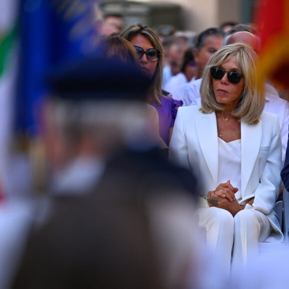 Le président Emmanuel Macron et sa femme Brigitte assistent à la cérémonie du 79ème anniversaire de la libération de la ville de Bormes-les-Mimosas le 17 août 2023. © Philippe Magoni / Pool / Bestimage 