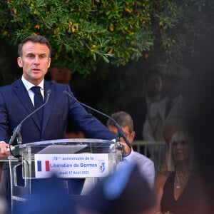 Le président Emmanuel Macron et sa femme Brigitte assistent à la cérémonie du 79ème anniversaire de la libération de la ville de Bormes-les-Mimosas le 17 août 2023. © Philippe Magoni / Pool / Bestimage 