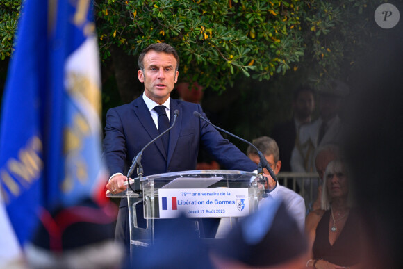 Le président Emmanuel Macron et sa femme Brigitte assistent à la cérémonie du 79ème anniversaire de la libération de la ville de Bormes-les-Mimosas le 17 août 2023. © Philippe Magoni / Pool / Bestimage 