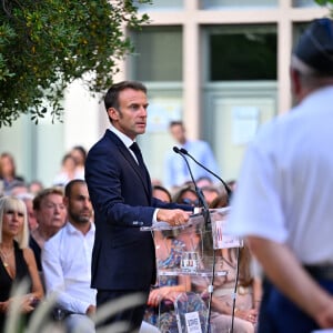 Le président Emmanuel Macron et sa femme Brigitte assistent à la cérémonie du 79ème anniversaire de la libération de la ville de Bormes-les-Mimosas le 17 août 2023. © Philippe Magoni / Pool / Bestimage 