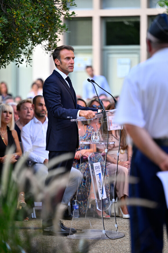 Le président Emmanuel Macron et sa femme Brigitte assistent à la cérémonie du 79ème anniversaire de la libération de la ville de Bormes-les-Mimosas le 17 août 2023. © Philippe Magoni / Pool / Bestimage 