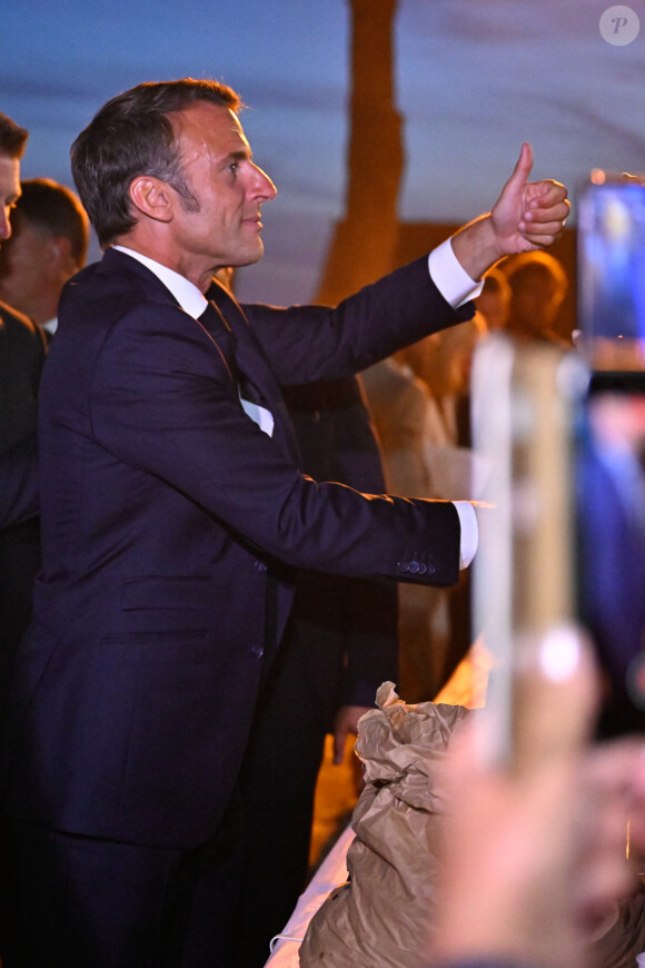 Bain de foule - Le président Emmanuel Macron et sa femme Brigitte assistent à la cérémonie du 79ème anniversaire de la libération de la ville de Bormes-les-Mimosas le 17 août 2023. © Philippe Magoni / Pool / Bestimage 
