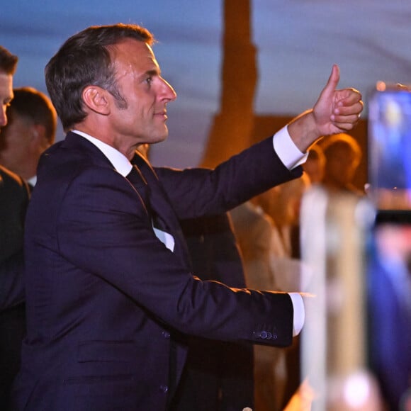 Bain de foule - Le président Emmanuel Macron et sa femme Brigitte assistent à la cérémonie du 79ème anniversaire de la libération de la ville de Bormes-les-Mimosas le 17 août 2023. © Philippe Magoni / Pool / Bestimage 