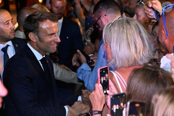 Bain de foule - Le président Emmanuel Macron et sa femme Brigitte assistent à la cérémonie du 79ème anniversaire de la libération de la ville de Bormes-les-Mimosas le 17 août 2023. © Philippe Magoni / Pool / Bestimage 