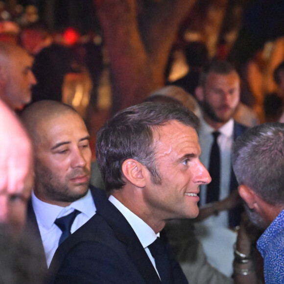 Bain de foule - Le président Emmanuel Macron et sa femme Brigitte assistent à la cérémonie du 79ème anniversaire de la libération de la ville de Bormes-les-Mimosas le 17 août 2023. © Philippe Magoni / Pool / Bestimage 