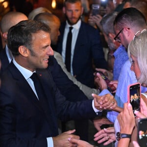 Bain de foule - Le président Emmanuel Macron et sa femme Brigitte assistent à la cérémonie du 79ème anniversaire de la libération de la ville de Bormes-les-Mimosas le 17 août 2023. © Philippe Magoni / Pool / Bestimage 