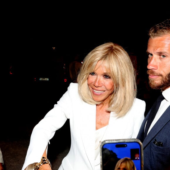 Puis le couple présidentiel s'est offert un bain de foule
Le président Emmanuel Macron et sa femme Brigitte Macron saluent la foule à Bormes-les-Mimosas à l'issue de la cérémonie du 79ème anniversaire de la libération de la ville le 17 août 2023. © Dominique Jacovides / Bestimage 