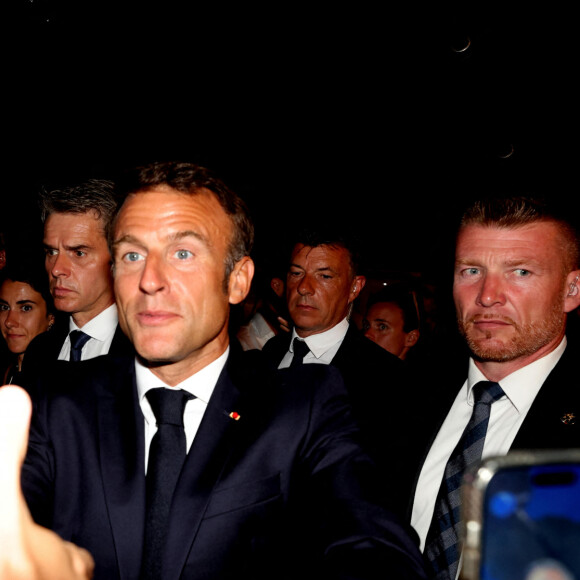 Le président Emmanuel Macron et sa femme Brigitte Macron saluent la foule à Bormes-les-Mimosas à l'issue de la cérémonie du 79ème anniversaire de la libération de la ville le 17 août 2023. © Dominique Jacovides / Bestimage 