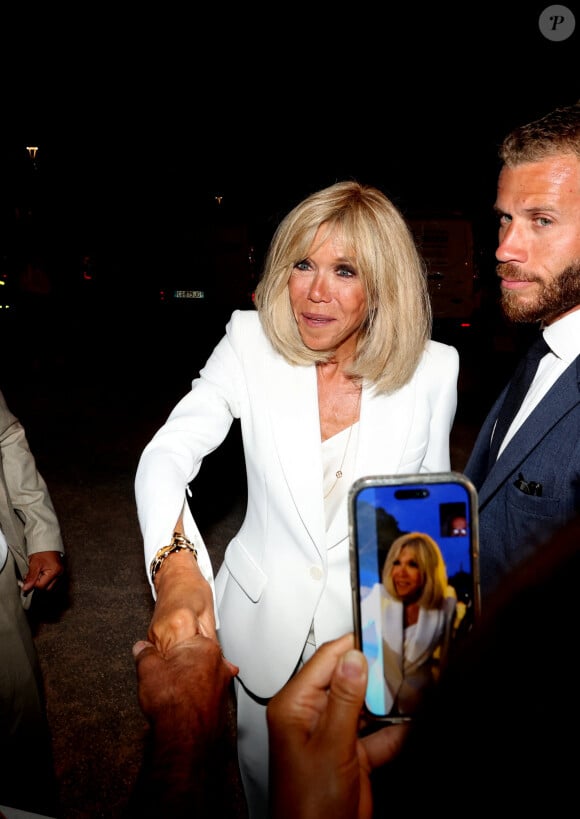 Le président Emmanuel Macron et sa femme Brigitte Macron saluent la foule à Bormes-les-Mimosas à l'issue de la cérémonie du 79ème anniversaire de la libération de la ville le 17 août 2023. © Dominique Jacovides / Bestimage 