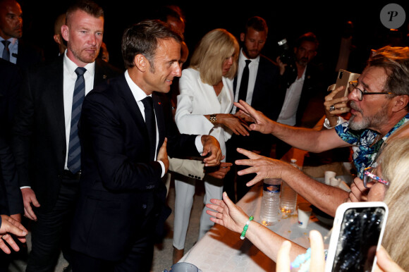 Le président Emmanuel Macron et sa femme Brigitte Macron saluent la foule à Bormes-les-Mimosas à l'issue de la cérémonie du 79ème anniversaire de la libération de la ville le 17 août 2023. © Dominique Jacovides / Bestimage 