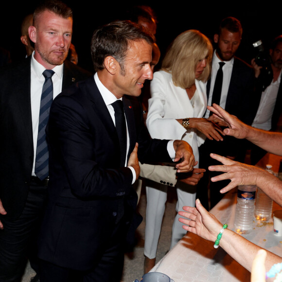Le président Emmanuel Macron et sa femme Brigitte Macron saluent la foule à Bormes-les-Mimosas à l'issue de la cérémonie du 79ème anniversaire de la libération de la ville le 17 août 2023. © Dominique Jacovides / Bestimage 