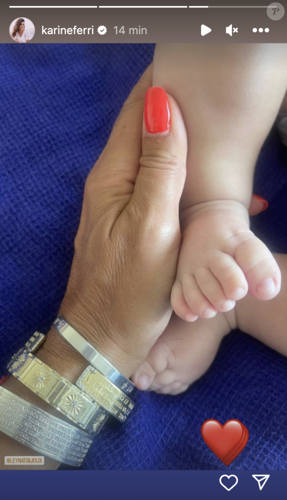 Ainsi, elle a simplement partagé avec ses abonnés les adorables petits pieds de son bébé tandis qu'elle s'y accroche tendrement avec sa main toute bronzée.
Karine Ferri a dévoilé une nouvelle photo de son troisième bébé Sasha, une petite fille née le 3 mai 2023. Instagram