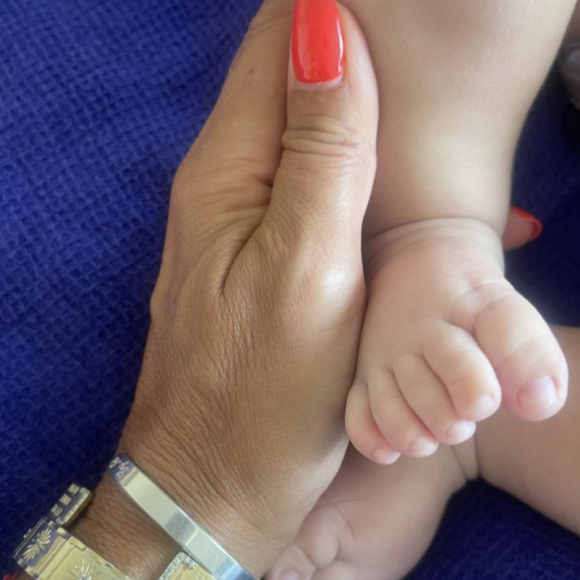 Ainsi, elle a simplement partagé avec ses abonnés les adorables petits pieds de son bébé tandis qu'elle s'y accroche tendrement avec sa main toute bronzée.
Karine Ferri a dévoilé une nouvelle photo de son troisième bébé Sasha, une petite fille née le 3 mai 2023. Instagram