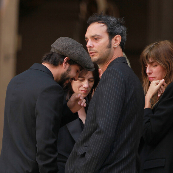 Roman de Kermadec est l'un des petits-enfants de Jane Birkin, le premier plus précisément
Ben Attal, Charlotte Gainsbourg, Roman de Kermadec (Fils de Kate Barry), Lou Doillon - Sorties des obsèques de Jane Birkin en l'église Saint-Roch à Paris  © Jonathan Rebboah / Panoramic / Bestimage