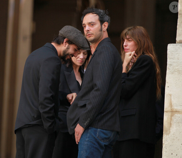 Ben Attal, Charlotte Gainsbourg, Roman de Kermadec (Fils de Kate Barry), Lou Doillon - Sorties des obsèques de Jane Birkin en l'église Saint-Roch à Paris. Le 24 juillet 2023 © Jonathan Rebboah / Panoramic / Bestimage