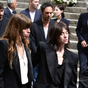 Roman était soudé auprès de son clan lors des funérailles de sa grand-mère Jane Birkin
Lou Doillon, Charlotte Gainsbourg, Marlowe (fils de Lou Doillon), Ben Attal, Alice Attal, Roman de Kermadec (fils de Kate Barry) - Sorties des obsèques de Jane Birkin en l'église Saint-Roch à Paris. Le 24 juillet 2023 © Jacovides-KD Niko / Bestimage