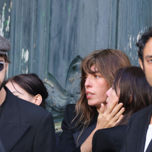 Ben Attal, Charlotte Gainsbourg, Lou Doillon, Roman de Kermadec (fils de Kate Barry) - Arrivées des célébrités aux obsèques de Jane Birkin en l'église Saint-Roch à Paris. Le 24 juillet 2023 © Jacovides-KD Niko / Bestimage