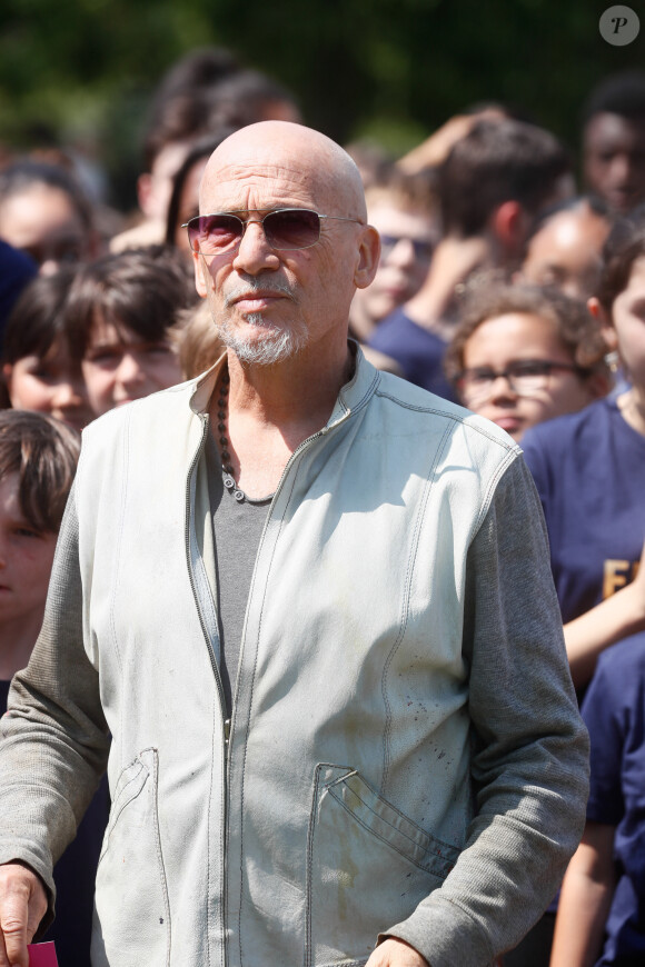 Ce retour sur scène est bien encadré et soumis à des règles bien précises. L'artiste joue principalement le week-end et fait attention à son alimentation. 
Florent Pagny - Cérémonie de remise des prix des Ambassadeurs ELA et lancement de la nouvelle campagne "Mets tes baskets et bats la maladie" à la Cité des Sciences et de l'Industrie à Paris, le 7 juin 2023.