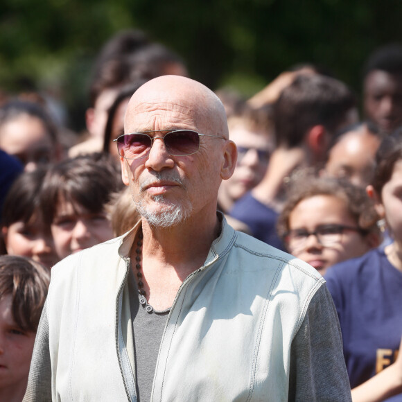 Ce retour sur scène est bien encadré et soumis à des règles bien précises. L'artiste joue principalement le week-end et fait attention à son alimentation. 
Florent Pagny - Cérémonie de remise des prix des Ambassadeurs ELA et lancement de la nouvelle campagne "Mets tes baskets et bats la maladie" à la Cité des Sciences et de l'Industrie à Paris, le 7 juin 2023.