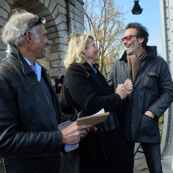 Paul Belmondo et sa femme Luana Belmondo, Anthony Delon - Inauguration de "La promenade Jean-Paul Belmondo" au terre-plein central du pont de Bir-Hakeim, ouvrage public communal situé sous le viaduc du métro aérien, à Paris (15e, 16e) le 12 avril 2023.© Cyril Moreau/Bestimage