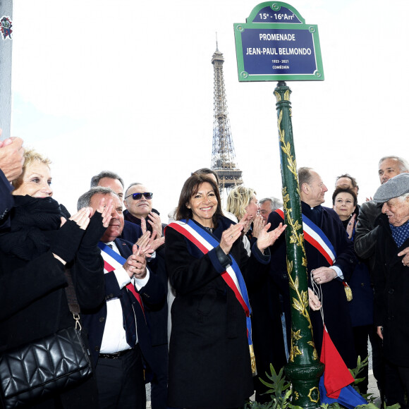 Muriel Belmondo, le maire du 16ème arrondissement Francis Szpiner, la maire de Paris Anne Hidalgo, Luana Belmondo, le maire du 15ème arrondissement Philippe Goujon, Paul Belmondo, Alain Belmondo, Stella Belmondo - Inauguration de "La promenade Jean-Paul Belmondo" au terre-plein central du pont de Bir-Hakeim, ouvrage public communal situé sous le viaduc du métro aérien, à Paris (15e, 16e) le 12 avril 2023. © Cyril Moreau/Bestimage