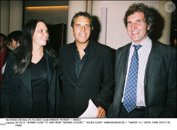 Julien Clerc avec sa fille Jeanne et son frère Gérard Leclerc à l'hôtel Park Hyatt à Paris le 29 octobre 2003.