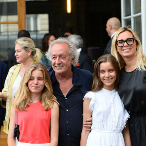 Didier Barbelivien, sa femme Laure et leurs filles Louise et Lola - Mariage de Claude Lelouch à la mairie du 18ème à Paris. Le 17 juin 2023
