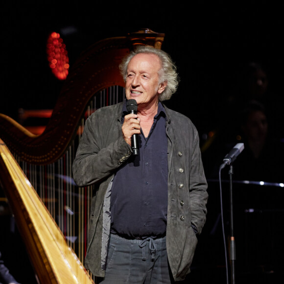 Didier Barbelivien le raconte dans l'édition du 20 août du "Journal du dimanche"
Exclusif - Didier Barbelivien - Scène - Spectacle symphonique Claude Lelouch "D'un film à l'autre" au Palais des Congrès de Paris le 14 novembre 2022. Pour Fêter ses 85 ans et 60 de carrière, Claude Lelouch a créé un ciné-concert, "Claude Lelouch - D'un film à l'autre", dans lequel la musique de ses films est jouée par l'orchestre philharmonique de Prague, au Palais des Congrès à Paris. Sur le gâteau, son chiffre fétiche : 13 car 85 ans (8+5 = 13). Claude Lelouch associe le 13 à toute sa vie professionnelle : sa société "Les films 13" et son cinéma, le "Club 13. © Moreau / Rindoff / Bestimage 