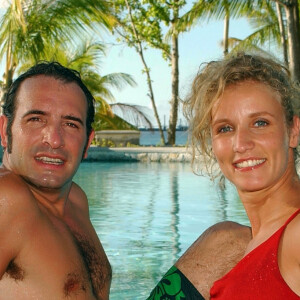 Déjà vingt ans que la série s'est arrêtée
Archives - Aux Seychelles, Jean Dujardin et Alexandra Lamy sur le tournage de la série "Un gars, une fille" le 2 décembre 2002.