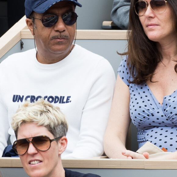 Pascal Légitimus et sa femme Adriana Santini dans les tribunes lors des internationaux de tennis de Roland Garros à Paris, France, le 30 mai 2019. © Jacovides-Moreau/Bestimage 