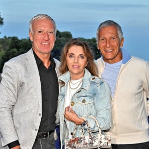 Didier et Claude Deschamps ont pris la pose avec Nagui il y a quelques jours à Eze.
Didier Deschamps, sa femme, Claude et Nagui durant la soirée de clôture de la première édition du festival Les Théâtrales d'Eze en plein air à l'oppidum du Col d'Eze avec la pièce "Brexit sentimental. © Bruno Bebert / Bestimage 