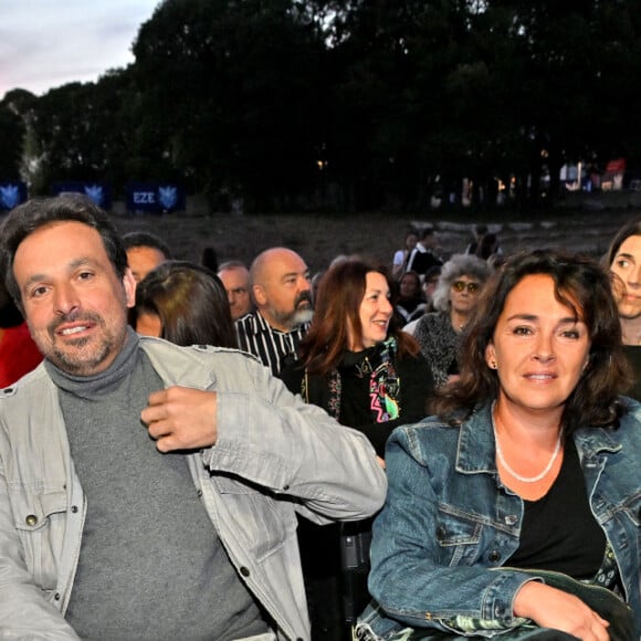 Nagui, Bruno Salomone, Stéphanie Pareja et Pascale Rivolta, du protocole de la mairie d'Eze, durant la soirée de clôture de la 1ere édition du festival Les Théâtrales d'Eze en plein air à l'oppidum du Col d'Eze avec la pièce "Brexit sentimental", le 8 août 2023. © Bruno Bebert / Bestimage 