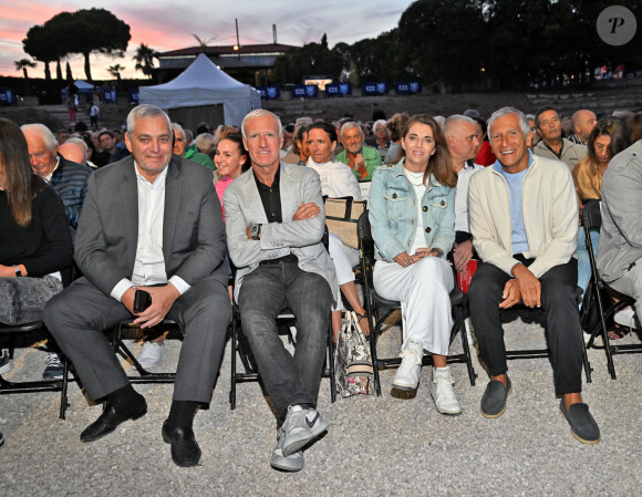 Ils étaient venus assister à la clôture de la première édition du festival Les Théâtrales d'Eze.
Stéphane Cherki, le maire d'Eze, Didier Deschamps, sa femme Claude et Nagui durant la soirée de clôture de la 1ere édition du festival Les Théâtrales d'Eze en plein air à l'oppidum du Col d'Eze avec la pièce "Brexit sentimental", le 8 août 2023. © Bruno Bebert / Bestimage 