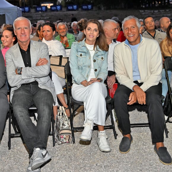 Ils étaient venus assister à la clôture de la première édition du festival Les Théâtrales d'Eze.
Stéphane Cherki, le maire d'Eze, Didier Deschamps, sa femme Claude et Nagui durant la soirée de clôture de la 1ere édition du festival Les Théâtrales d'Eze en plein air à l'oppidum du Col d'Eze avec la pièce "Brexit sentimental", le 8 août 2023. © Bruno Bebert / Bestimage 