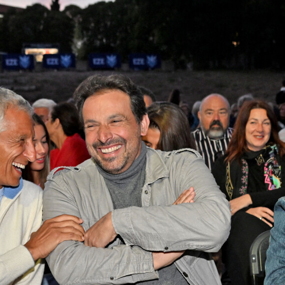 Nagui, Bruno Salomone et Stéphanie Pareja durant la soirée de clôture de la 1ere édition du festival Les Théâtrales d'Eze en plein air à l'oppidum du Col d'Eze avec la pièce "Brexit sentimental", le 8 août 2023.  © Bruno Bebert / Bestimage 