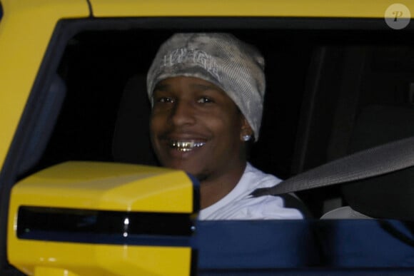 Il s'agit d'un garçon au prénom qui commence par "R" selon TMZ.
ASAP Rocky aperçu tout sourire au volant de sa voiture dans les rues de Los Angeles, peu après l'accouchement de sa compagne Rihanna.