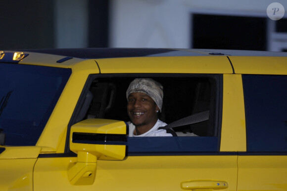 Son compagnon, ASAP Rocky, a été aperçu en train d'arborer un très large sourire dans les rues de Los Angeles peu après cette naissance.
ASAP Rocky aperçu tout sourire au volant de sa voiture dans les rues de Los Angeles, peu après l'accouchement de sa compagne Rihanna.