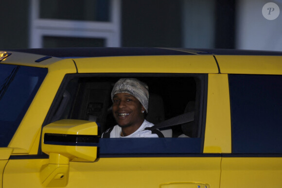 La chanteuse avait mis au monde son premier enfant avec ASAP Rocky le 13 mai 2022
ASAP Rocky aperçu tout sourire au volant de sa voiture dans les rues de Los Angeles, peu après l'accouchement de sa compagne Rihanna.
