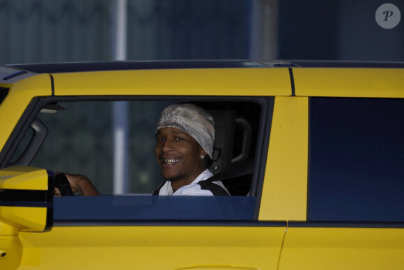 ASAP Rocky aperçu tout sourire au volant de sa voiture dans les rues de Los Angeles, peu après l'accouchement de sa compagne Rihanna.