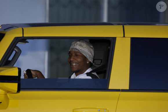 ASAP Rocky aperçu tout sourire au volant de sa voiture dans les rues de Los Angeles, peu après l'accouchement de sa compagne Rihanna.