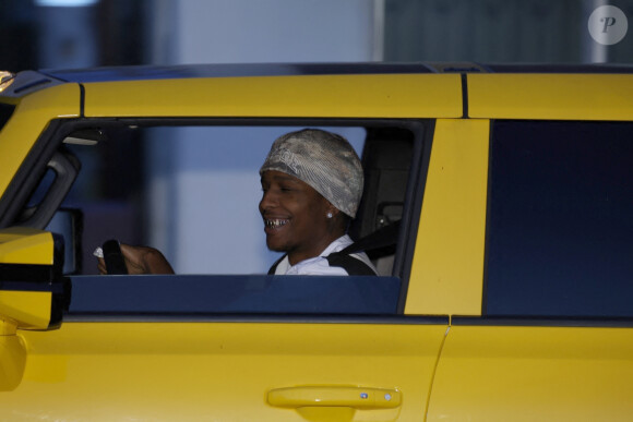 ASAP Rocky aperçu tout sourire au volant de sa voiture dans les rues de Los Angeles, peu après l'accouchement de sa compagne Rihanna.