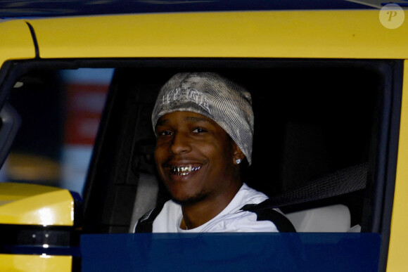 ASAP Rocky aperçu tout sourire au volant de sa voiture dans les rues de Los Angeles, peu après l'accouchement de sa compagne Rihanna.
