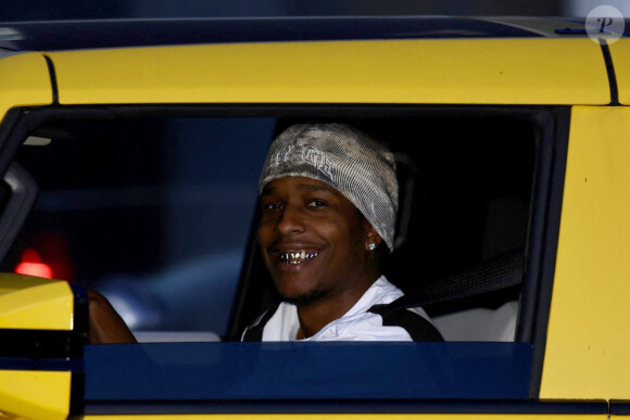 ASAP Rocky aperçu tout sourire au volant de sa voiture dans les rues de Los Angeles, peu après l'accouchement de sa compagne Rihanna.