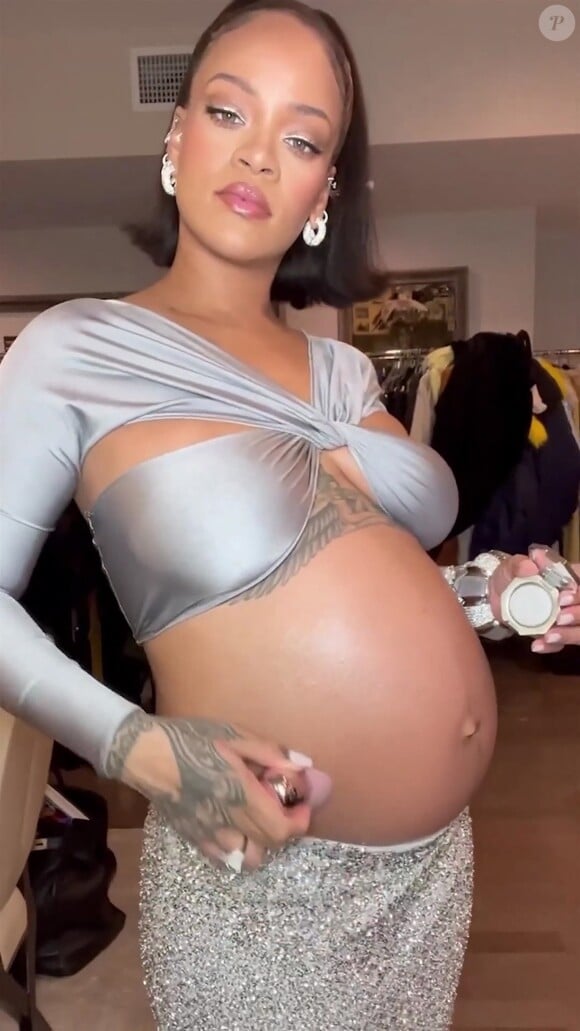 En couple avec le musicien depuis 2021, Rihanna est déjà maman d'un petit garçon.
Rihanna, enceinte, applique le baume Fenty Diamond Bomb, de sa marque de cosmétiques Fenty Beauty, sur son ventre arrondi, le 15 juin 2023.