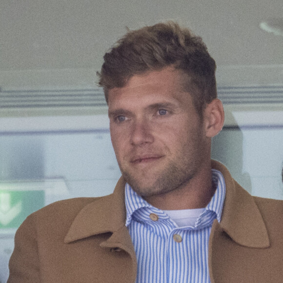 Kevin Mayer et sa compagne Delphine Jariel - Célébrités dans les tribunes des internationaux de France de Roland Garros à Paris le 31 mai 2022. © Cyril Moreau - Dominique Jacovides/Bestimage