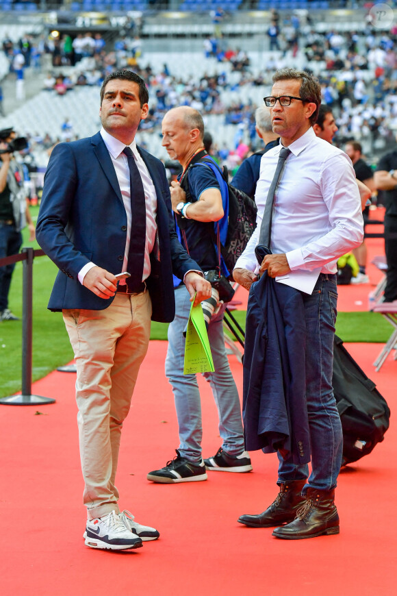 Pas question, Matthieu Lartot a d'autres idées plus constructives en tête !
Photo d'archive datee du 2 juin 2018 du journaliste Matthieu Lartot et Fabien Galthie pendant la finale du Top 14 au Stade de France a Paris, France. Victime d'une récidive de son cancer du genou droit, le commentateur du rugby et du tennis sur France Télévisions Matthieu Lartot devrait prochainement subir une amputation de la jambe. Photo by Aude Alcover/Icon Sport/ABACAPRESS.COM