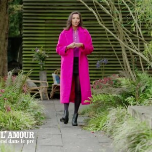 Lors du dernier épisode, elle arborait un long manteau rose fuschia.
Karine Le Marchand et son manteau rose fuschia dans "L'amour est dans le pré".
