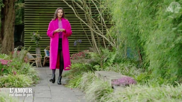 Lors du dernier épisode, elle arborait un long manteau rose fuschia.
Karine Le Marchand et son manteau rose fuschia dans "L'amour est dans le pré".