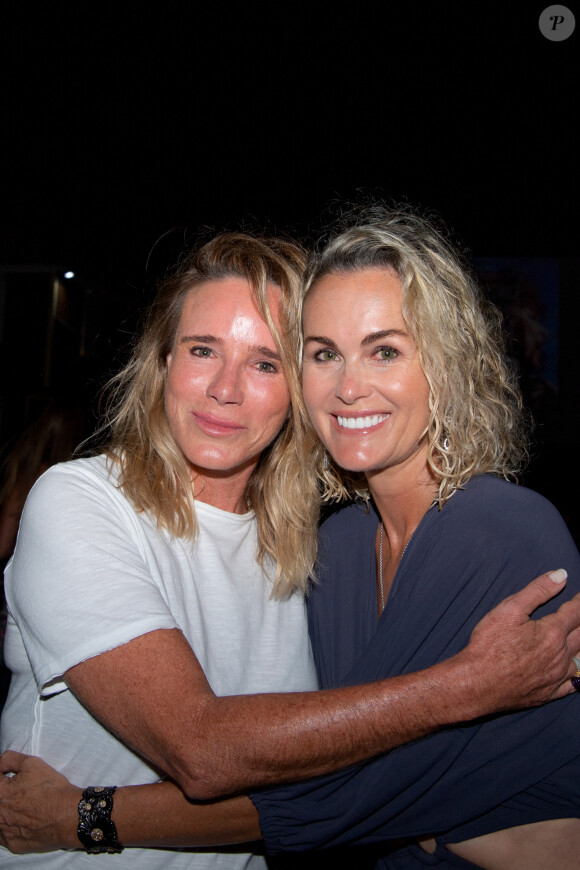 Exclusif -  Géraldine Danon et Laeticia Hallyday - Avant-première du film "Flo", biopic sur Florence Arthaud, de Géraldine Danon au cinéma de plein air à Saint-Barthélemy. Le 5 août 2023 © Sam Delpech / Bestimage 